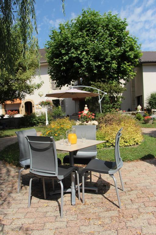 La Bonne Auberge Segny Exterior photo